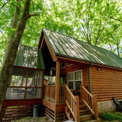 Riverfront Cabin: Screened in Porch & Pet Friendly