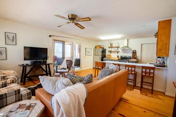 Lakeside Retreat (Sister Property to Lakefront Narrows Escape)